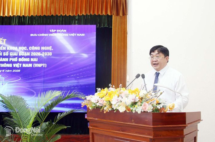 Thành ủy viên, Giám đốc Sở Khoa học và Công nghệ thành phố Đồng Nai Phạm Văn Trinh tóm tắt thỏa thuận hợp tác giữa UBND thành phố Đồng Nai và Tập đoàn VNPT. Ảnh: Hải Quân