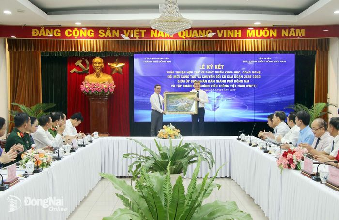 Lãnh đạo UBND thành phố Đồng Nai tặng quà lưu niệm cho lãnh đạo Tập đoàn VNPT tại buổi lễ. Ảnh: Hải Quân