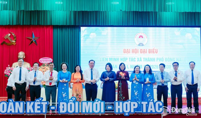 Lãnh đạo Liên minh Hợp tác xã Việt Nam và lãnh đạo thành phố chụp ảnh lưu niệm cùng lãnh đạo Liên minh Hợp tác xã thành phố và Báo và Phát thanh, Truyền hình Đồng Nai sau ký kết. Ảnh: Tố Tâm
