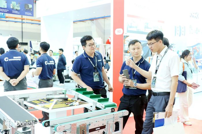 Các doanh nghiệp, khách hàng tham quan một gian hàng tại chuỗi triển lãm VIMF x VIAF 2026. Ảnh: Vương Thế