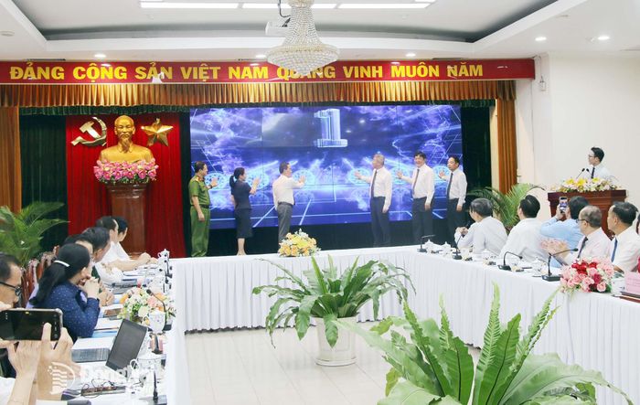 Ủy viên Ban Thường vụ Thành ủy, Phó Chủ tịch UBND thành phố Đồng Nai Lê Trường Sơn và Phó Tổng Giám đốc Tập đoàn VNPT Ngô Diên Hy cùng lãnh đạo các sở, ngành, đơn vị liên quan thực hiện nghi thức nhấn nút công bố vận hành Trung tâm Giám sát, điều hành (IOC) thành phố Đồng Nai. Ảnh: Hải Quân