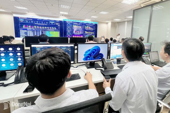 Các chuyên viên công nghệ thông tin của VNPT Đồng Nai vận hành bảng điều khiển (dashboard) của Trung tâm IOC thành phố Đồng Nai. Ảnh: Hải Quân