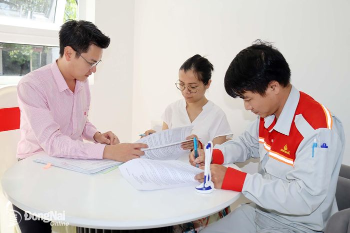 Người dân làm thủ tục vay vốn ngân hàng mua nhà ở xã hội tại phường Long Hưng. Ảnh: Hoàng Lộc