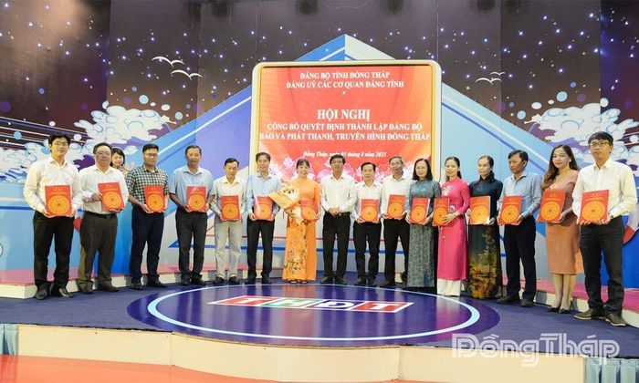 Trao Quyết định chỉ định Ban Chấp hành Đảng bộ Báo và phát thanh, truyền hình Đồng Tháp. Ảnh: M.Thành