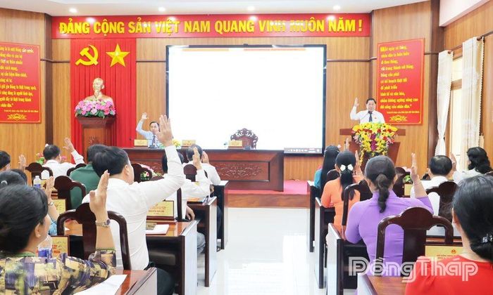 100% đại biểu HĐND xã Chợ Gạo biểu quyết thống nhất thông qua 4 dự thảo Nghị quyết trình tại Kỳ họp. 