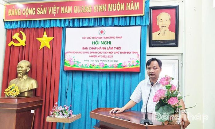 Đồng chí Võ Chí Hữu, Phó Chủ tịch Ủy ban MTTQ Việt Nam tỉnh Đồng Tháp phát biểu chúc mừng và giao nhiệm vụ cho đồng chí Chủ tịch Hội Chữ thập đỏ tỉnh.