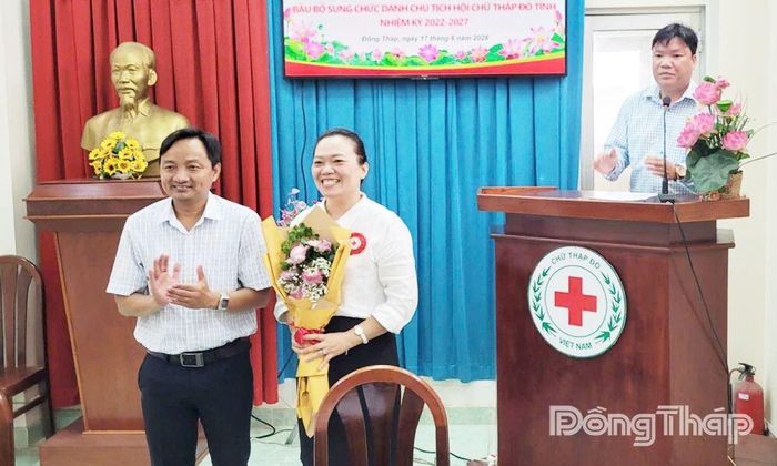 Đồng chí Võ Chí Hữu, Phó Chủ tịch Ủy ban MTTQ Việt Nam tỉnh Đồng Tháp chúc mừng đồng chí Đặng Thị Thu Uyên.