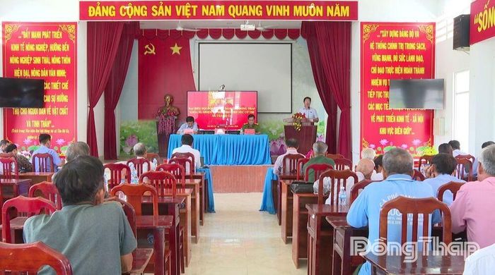 Quang cảnh buổi tiếp xúc cử tri xã Tân Hộ Cơ.