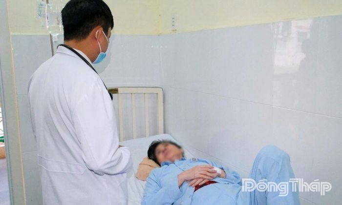 Bác sĩ đang theo dõi sức khỏe bệnh nhân.