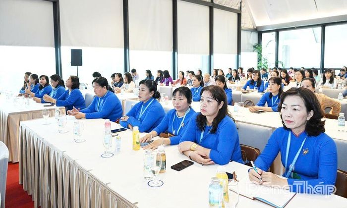 Đoàn đại biểu Phụ nữ tỉnh Đồng Tháp tham dự Đại hội đại biểu Phụ nữ toàn quốc lần thứ XIV.