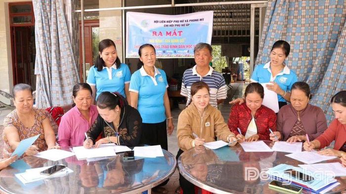 Hội Liên hiệp Phụ nữ xã Phong Mỹ ra mắt mô hình “Gia đình số”.