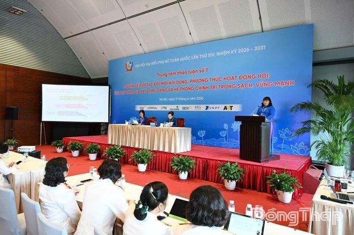 Chủ tịch Hội Liên hiệp Phụ nữ tỉnh Đồng Tháp Thái Ngọc Bảo Trâm phát biểu tham luận.