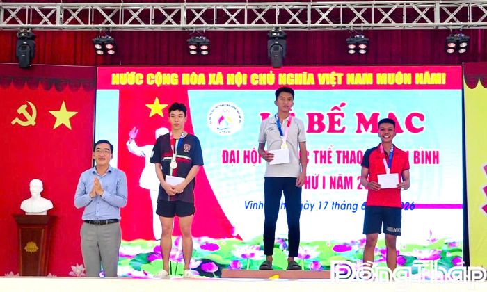 Trao giải cho các vận động viên đạt thành tích cao .