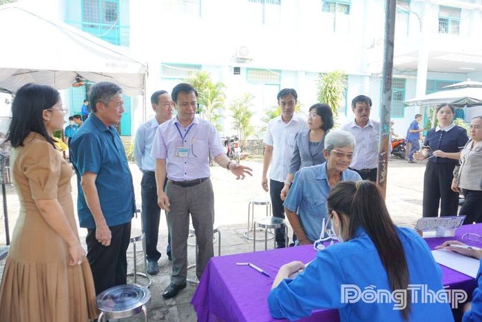 Đoàn khảo sát tại Trung tâm Y tế khu vực Sa Đéc 1.