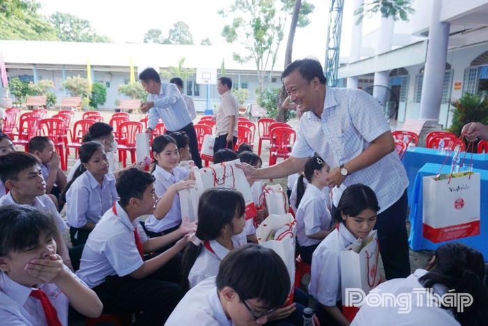 Đồng chí Nguyễn Phước Thiện, Phó Chủ tịch UBND tỉnh tặng quà cho học sinh Trường Nuôi dạy trẻ khuyết tật.