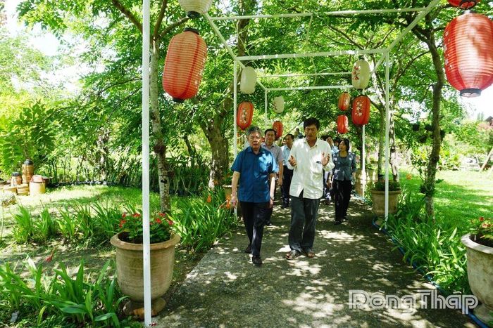 Đoàn đến thăm Khu du lịch Vườn hồng Tư Tôn.