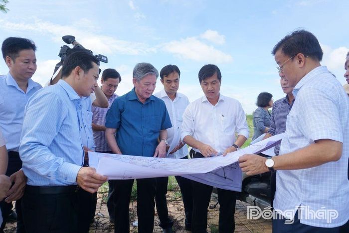 Bí thư Tỉnh ủy khảo sát Dự án Đầu tư xây dựng đường giao thông phục vụ phát triển Làng hoa.