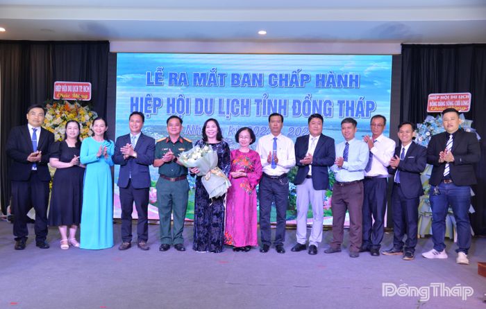 Bà Nguyễn Thị Khánh tặng hoa chúc mừng Ban Chấp hành Hiệp hội Du lịch tỉnh Đồng Tháp nhiệm kỳ 2023 - 2028.