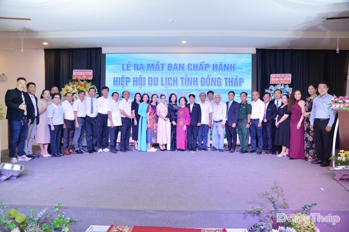 Các đại biểu chụp ảnh lưu niệm.