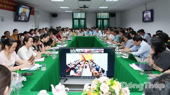 Quang cảnh hội nghị tại điểm cầu UBND xã Tân Thành.