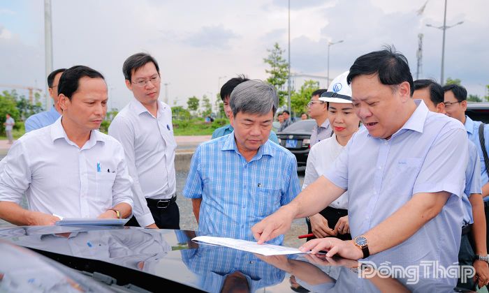 Đồng chí Phạm Thành Ngại khảo sát, xem sơ đồ quy hoạch Dự án Đầu tư xây dựng hạng mục hạ tầng kỹ thuật thuộc Quảng trường Hùng Vương.