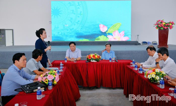 Đồng chí Nguyễn Thị Uyên Trang, Giám đốc Sở Văn hóa, Thể thao và Du lịch báo cáo tình hình hoạt động Trung tâm Văn hóa - Tổ chức sự kiện tỉnh.