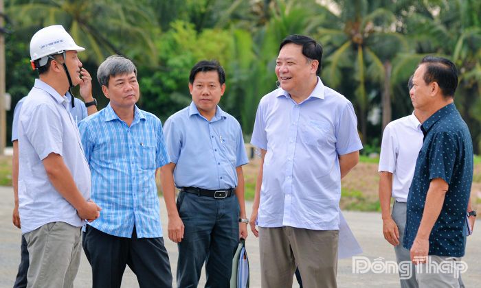 Đồng chí Phạm Thành Ngại cùng Đoàn công tác nghe báo cáo về tiến độ triển khai Dự án Khu dân cư An Hòa.