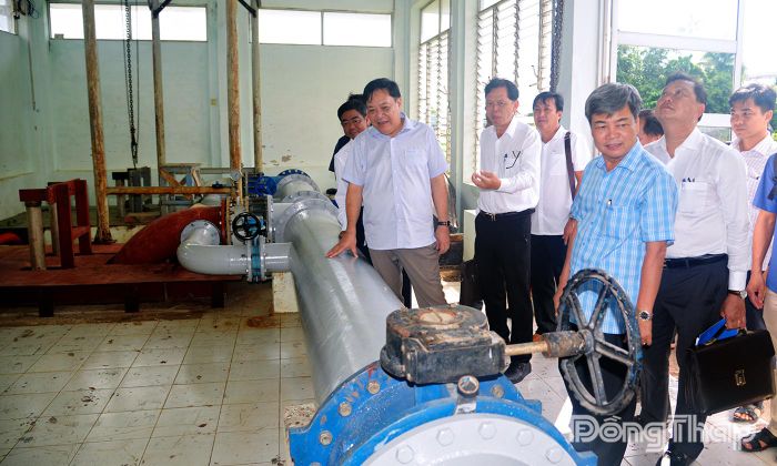 Đồng chí Phạm Thành Ngại khảo sát trạm bơm của Nhà máy nước Bình Đức.
