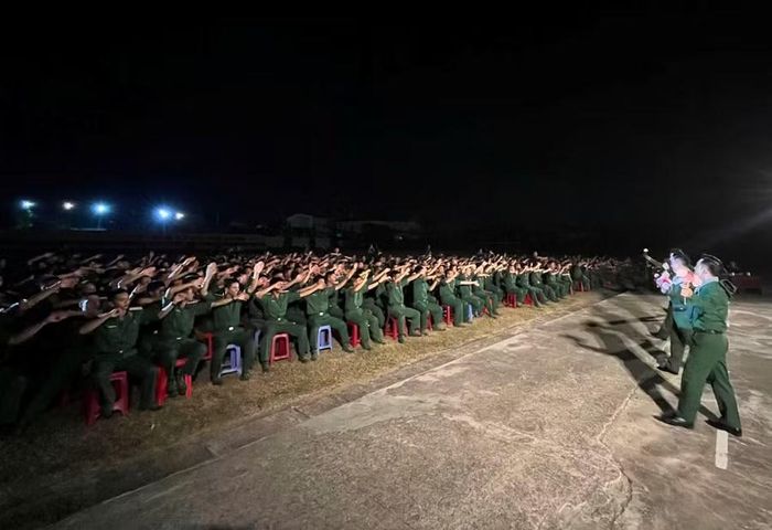 Cán bộ, chiến sĩ Lữ đoàn 573 nhiệt tình cổ vũ các tiết mục nghệ thuật tại chương trình. Ảnh: Astrea Trương