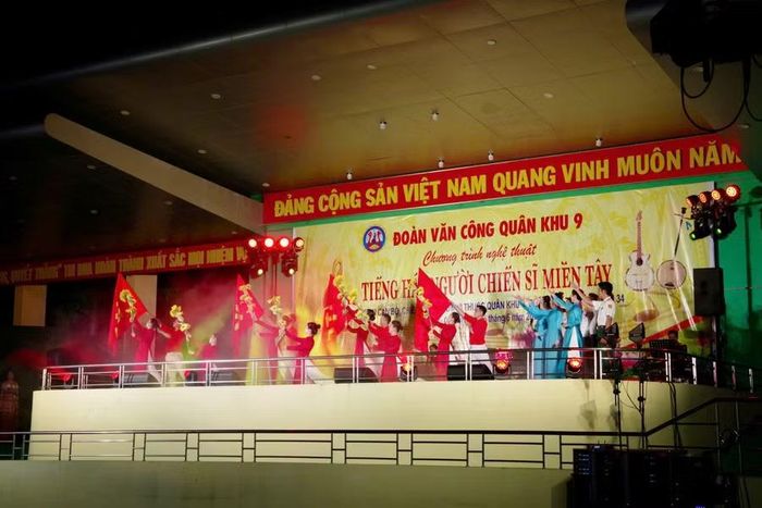 Đoàn Văn công Quân khu 9 biểu diễn nghệ thuật phục vụ cán bộ, chiến sĩ Lữ đoàn 573 và nhân dân. Ảnh: Astrea Trương