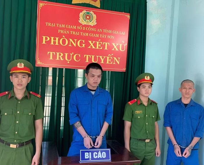 Bị cáo Trần Bá Hơn (đứng giữa) tại phiên tòa.