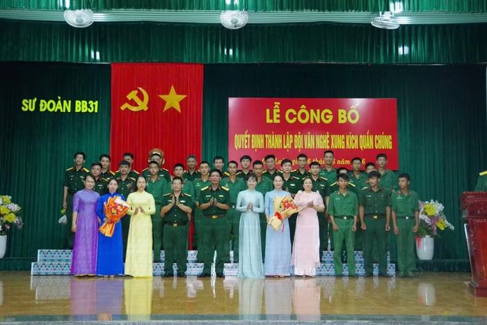  Sư đoàn 31 ra mắt Đội văn nghệ xung kích quần chúng. Ảnh: H.P 
