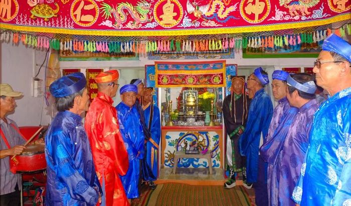  Đình làng Nhơn Châu là nơi lưu giữ những giá trị văn hóa tâm linh và sinh hoạt cộng đồng của cư dân trên đảo, tại đây cũng lưu giữ hai sắc phong triều Nguyễn. Ảnh: Ngọc Nhuận 