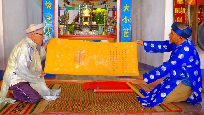  Các đạo sắc phong được vua Bảo Đại ban vào năm 1933, là tư liệu quý phản ánh đời sống tín ngưỡng của cư dân biển đảo Bình Định (nay là tỉnh Gia Lai). Ảnh: Ngọc Nhuận 