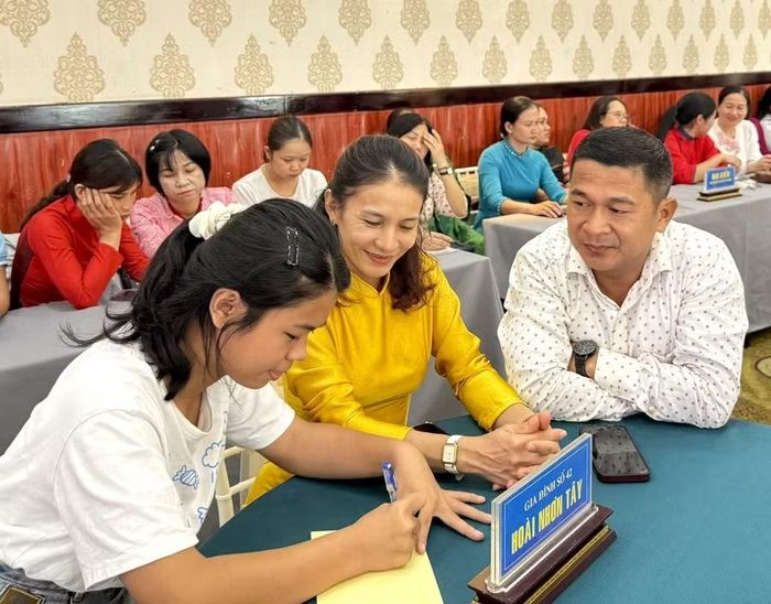Cha mẹ đồng hành cùng con trong các hoạt động trải nghiệm, góp phần xây dựng môi trường phát triển an toàn và tích cực cho trẻ em (ảnh minh họa). Ảnh: T.Y