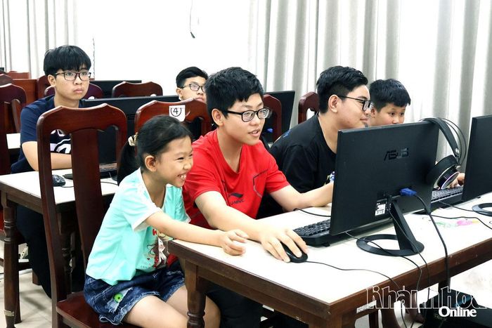 Thiếu nhi hào hứng tham gia lớp “Em làm chủ công nghệ số” tại Thư viện tỉnh (cơ sở 2).