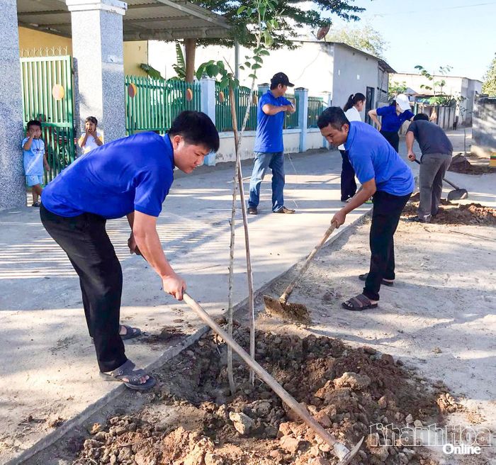 Đoàn viên, thanh niên xã Phước Hữu trồng cây xanh tại thôn Tà Dương.