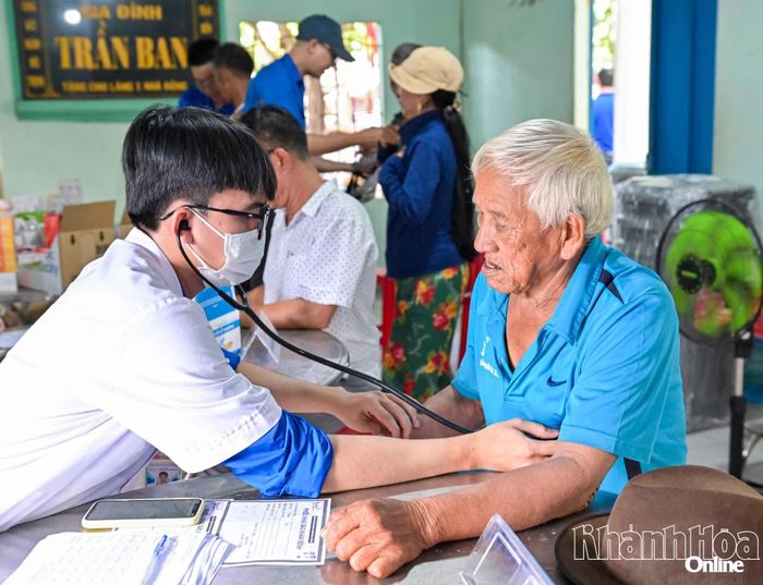 Các bác sĩ trẻ khám bệnh cho người dân xã Đại Lãnh.