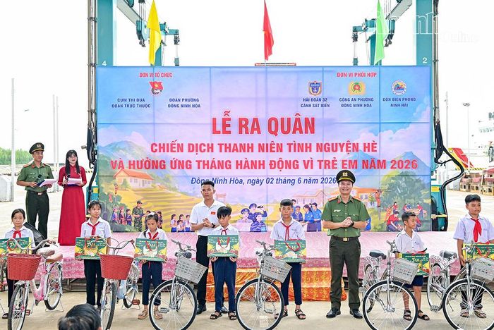 Các tổ chức đoàn tặng xe đạp hỗ trợ học sinh có hoàn cảnh khó khăn phường Đông Ninh Hòa.