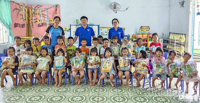 Đoàn xã Phước Hữu trao quà cho thiếu nhi nhân Ngày Quốc tế Thiếu nhi 1-6.