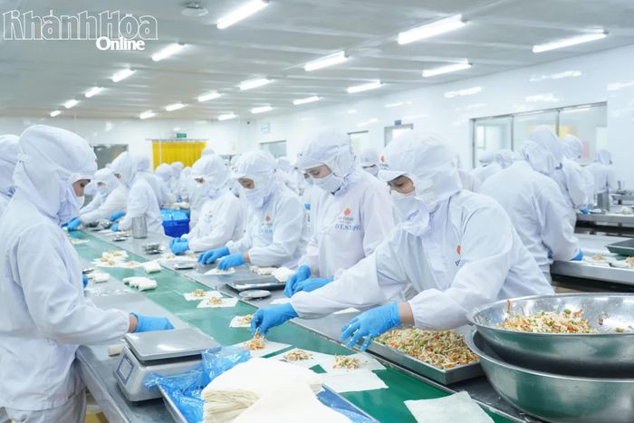 Công nhân Công ty Cổ phần Thực phẩm Đại Thuận trong giờ sản xuất.