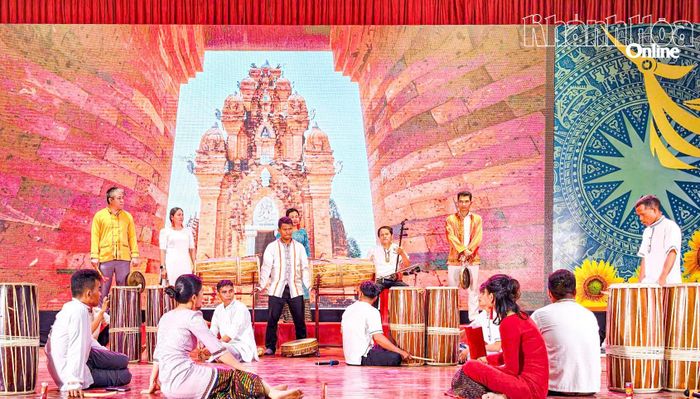 Các nghệ nhân, diễn viên quần chúng người Chăm tích cực tập luyện cho Ngày hội Văn hóa dân tộc Chăm lần thứ VI.