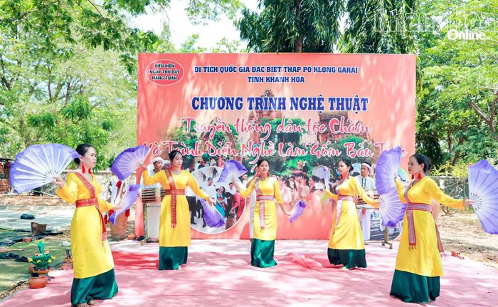 Biểu diễn múa dân gian Chăm tại Khu di tích quốc gia đặc biệt Tháp Pô Klong Garai.
