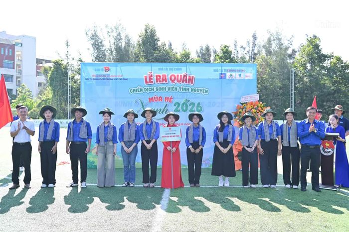 Các đại biểu trao khăn và mũ cho các sinh viên tình nguyện.