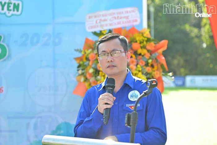 Anh Đỗ Quang Thắng - Bí thư Đoàn trường Đại học Nha Trang đại diện các đơn vị trong cụm phát biểu ra quân chiến dịch.