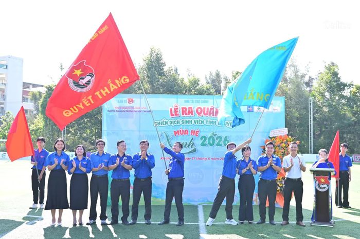 Lãnh đạo Tỉnh đoàn và Trường Đại học Nha Trang trao cờ Quyết thắng thực hiện Chiến dịch Sinh viên tình nguyện Mùa hè xanh cho các tổ chức đoàn.