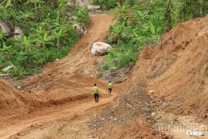 Cán bộ ngành kiểm lâm băng đồi, vượt suối tiếp cận khu vực rừng đặc dụng.