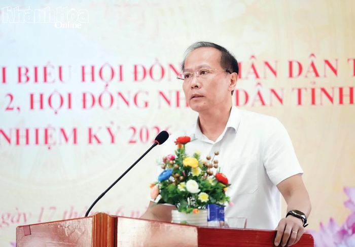 Đồng chí Nguyễn Khắc Hà phát biểu tại buổi tiếp xúc cử tri.