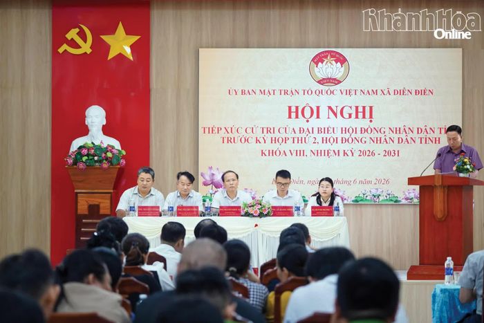 Quang cảnh buổi tiếp xúc cử tri.