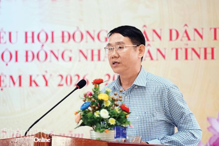 Ông Phan Văn Trí - Chủ tịch UBND xã Diên Điền làm rõ một số vấn đề cử tri quan tâm.